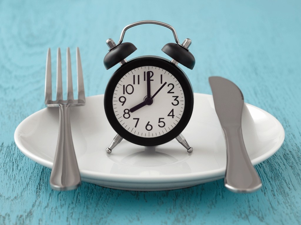 alarm clock on top of a plate representing dry fasting
