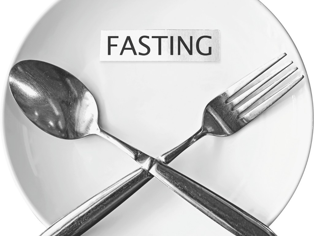fasting plate representing eat stop eat method, a form of intermittent fasting