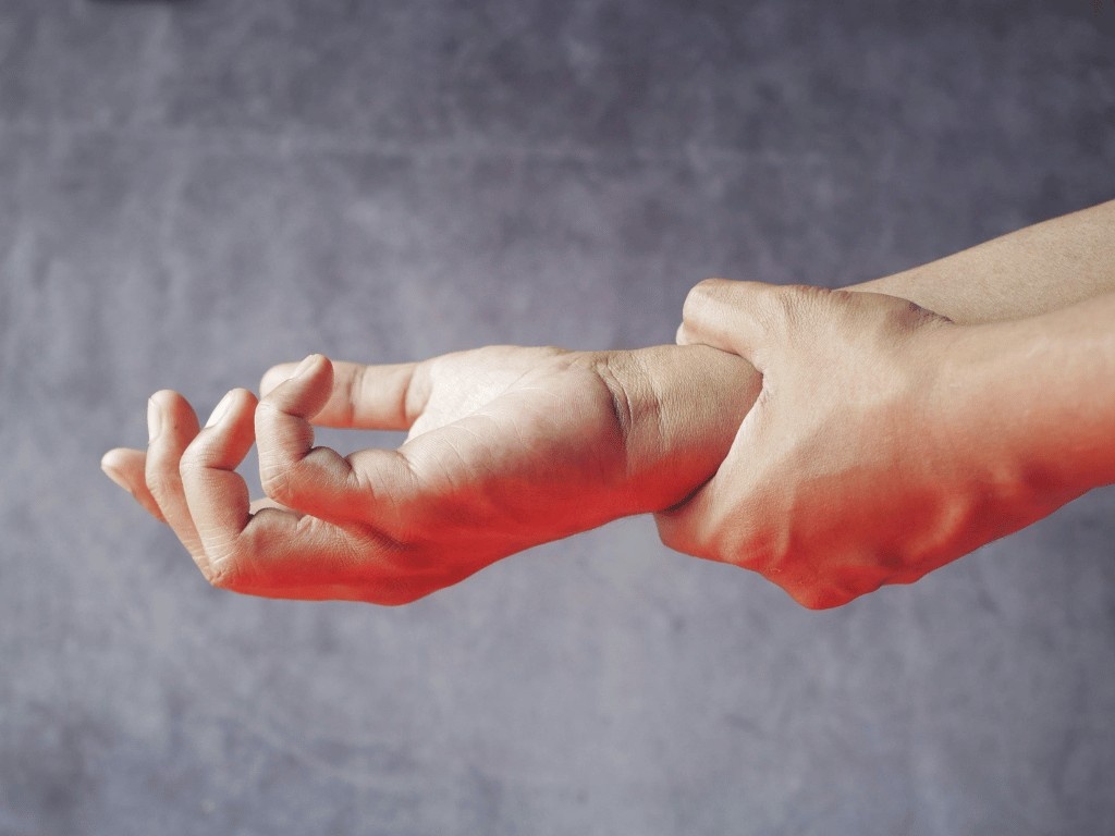 risk of muscle strain or overuse injuries from doing 100 push ups without rest