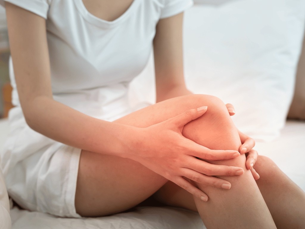 woman with redness on her leg as a sign of inflammation