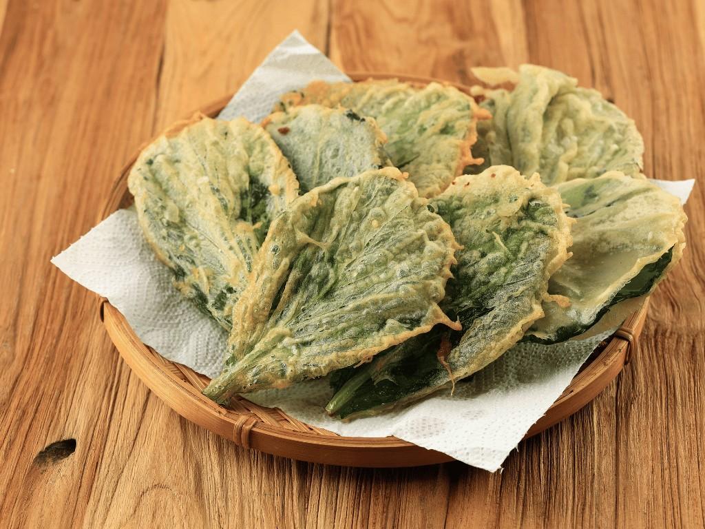 Basket of crispy vegetable chips made from leafy greens, a light gluten-free snack that’s crunchy and easy to make.