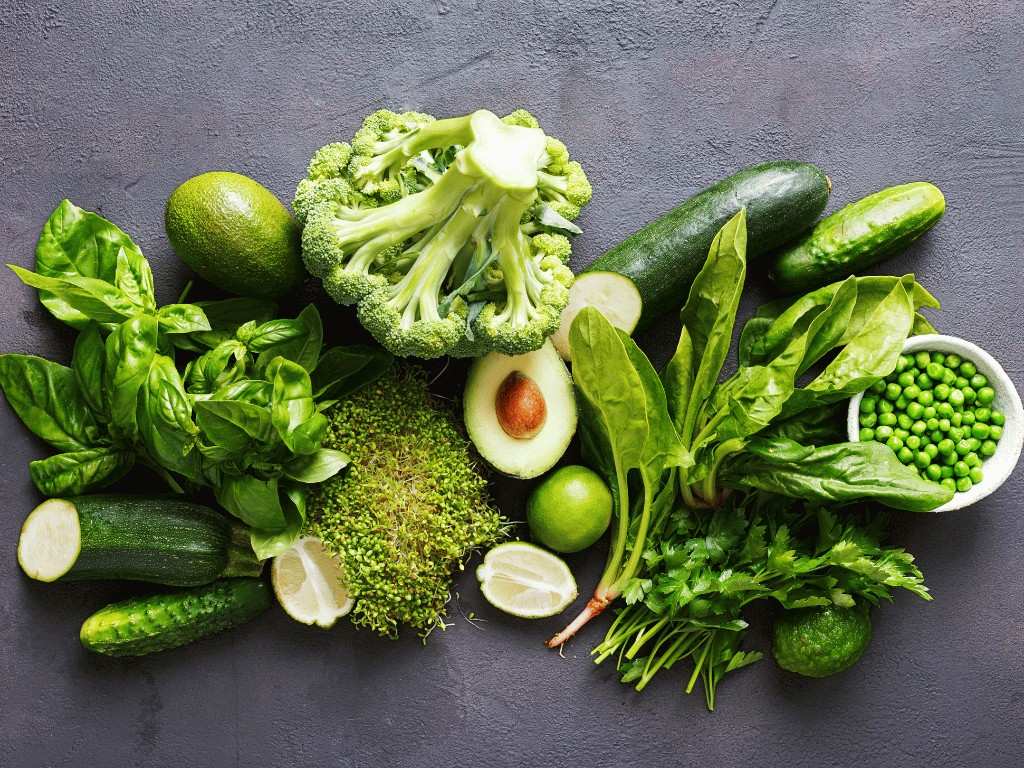 Leafy green vegetables like spinach and kale rich in calcium and magnesium help relax muscles and ease menstrual pain naturally