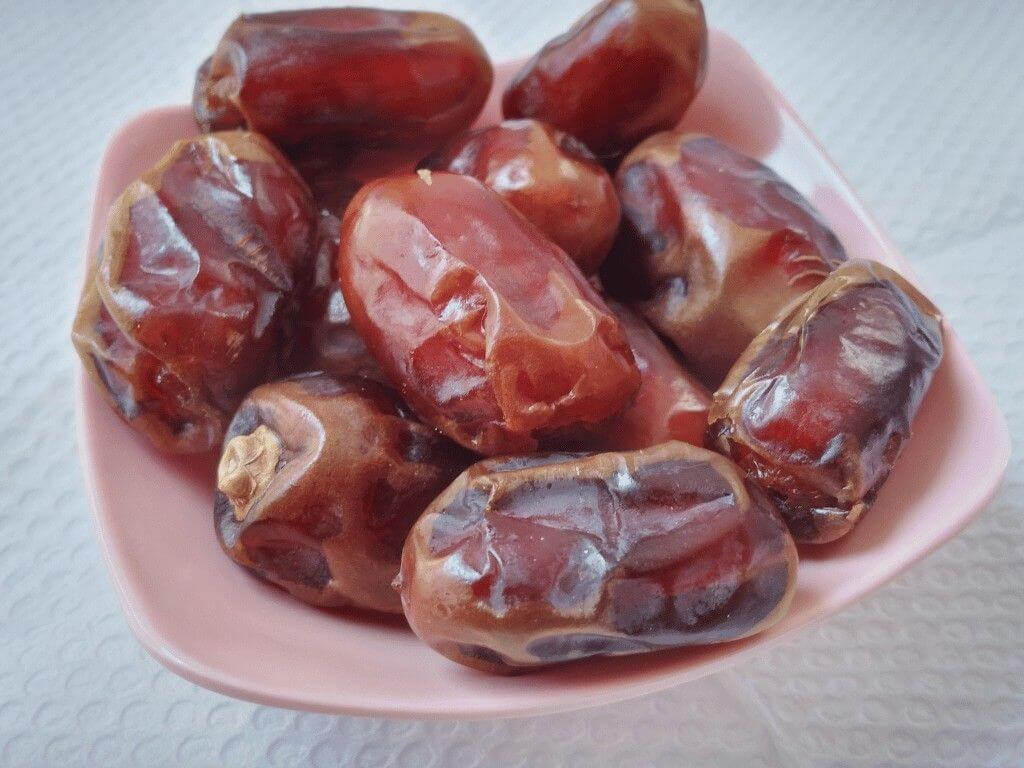 Bowl of dried dates showing their rich nutrients and natural sweetness as a healthy alternative to refined sugar.