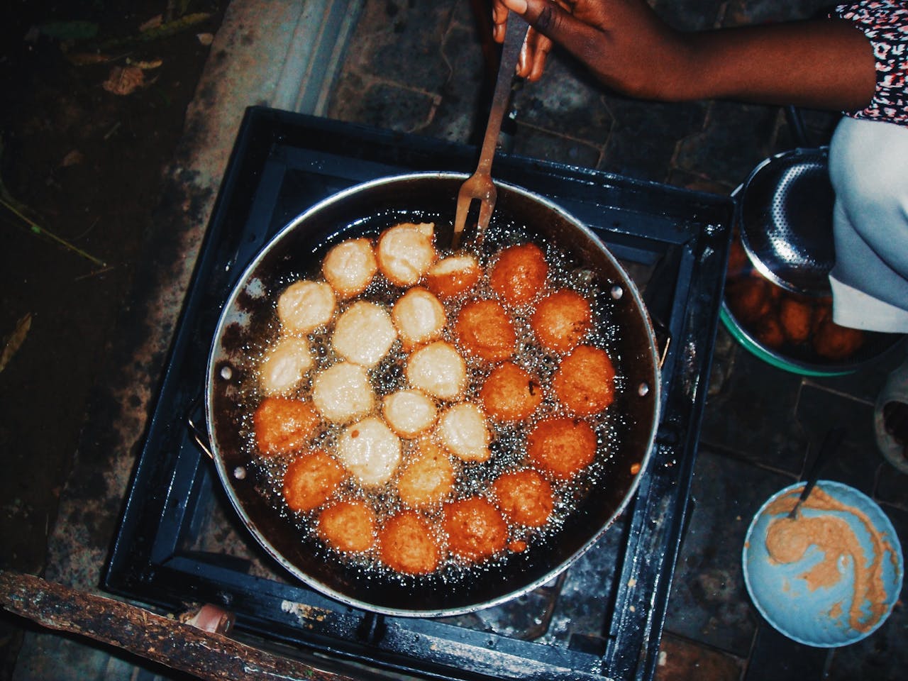 Repeated frying with sunflower oil produces carcinogenic PAHs that contaminate food and cooking fumes