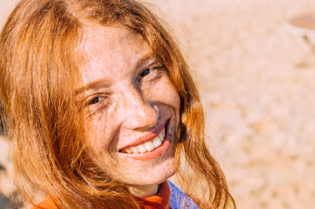 Woman smiling in warm sunlight with steady energy and improved mood, linked to reported cognitive and alertness changes on the Modified Atkins Diet.