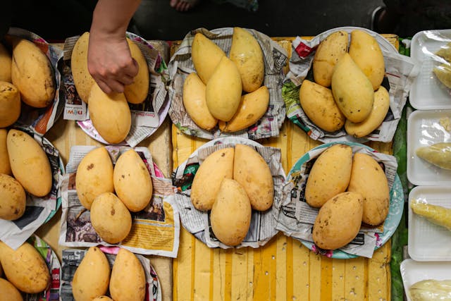 Fresh mangoes displayed at a market rich in vitamin A and C