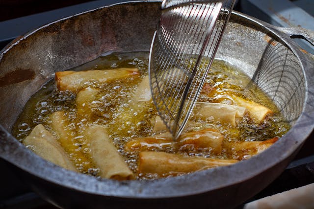 Oxidized sunflower oil from high heat cooking produces reactive compounds that can damage liver cells