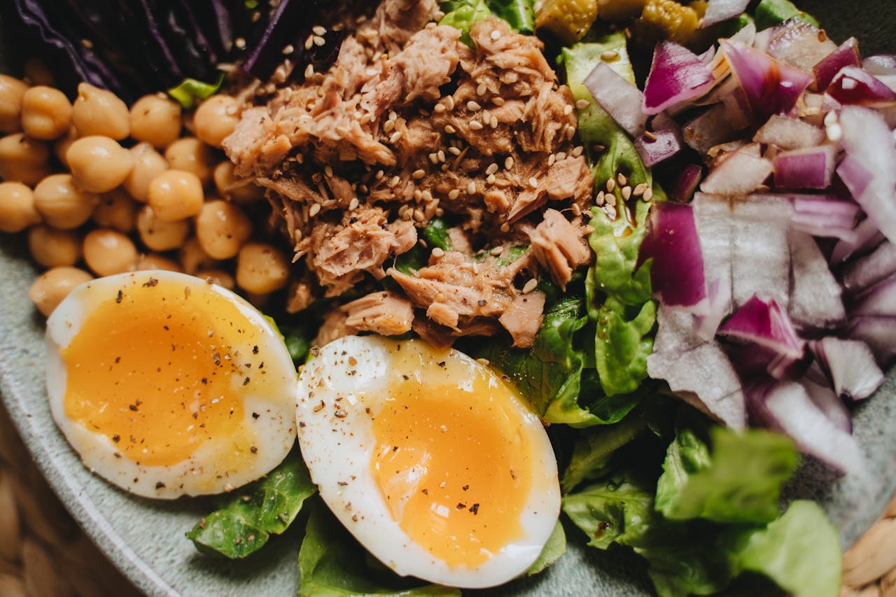Soft boiled eggs with salad, tuna for the egg diet