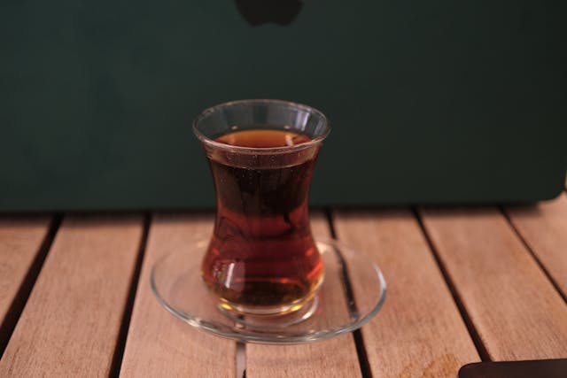 Drinks like tea, water and black coffee are ok to be consumed during the intermittent fasting window.