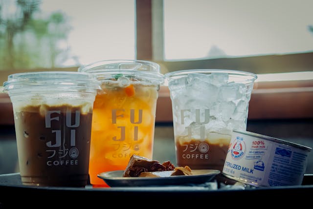Iced drinks with milk and snacks on a tray with milk or sugar can break a fast.