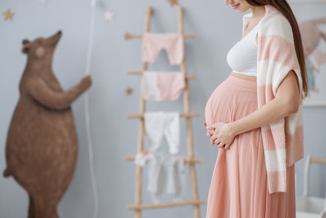 Those who should avoid intermittent fasting include pregnant women.