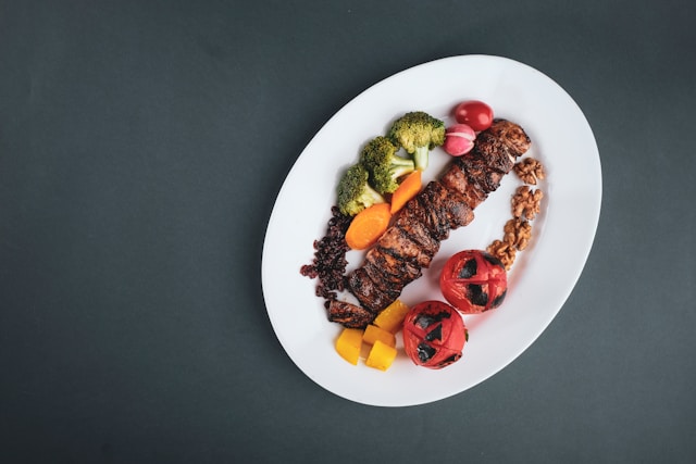 Foods that contain creatine are generally animal-based foods, especially red meat, poultry, and seafood.