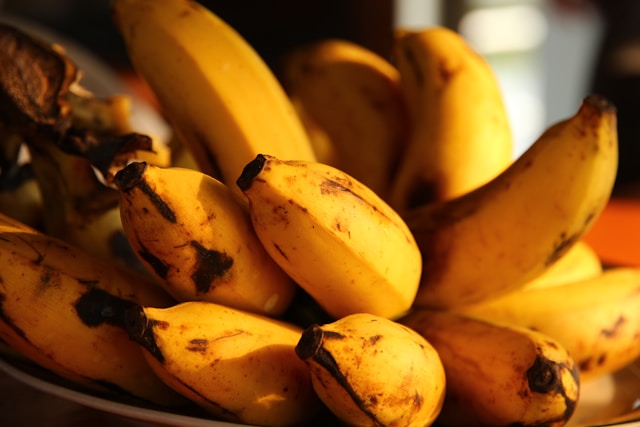 A medium banana contains about 105 calories and 3.1 g of fiber, and eating three servings weekly was associated with a 5% lower risk of type 2 diabetes